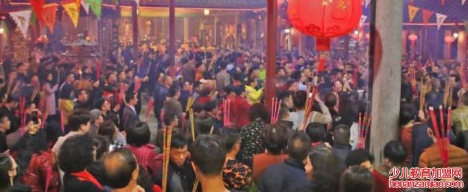 人声鼎沸的鼎是什么意思？