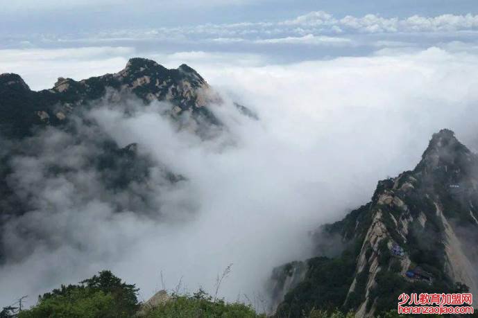 “祝融万丈拔地起,欲见不见轻烟里”是指?