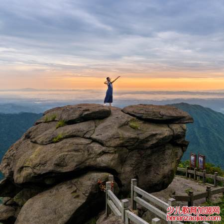 “祝融万丈拔地起,欲见不见轻烟里”是指?