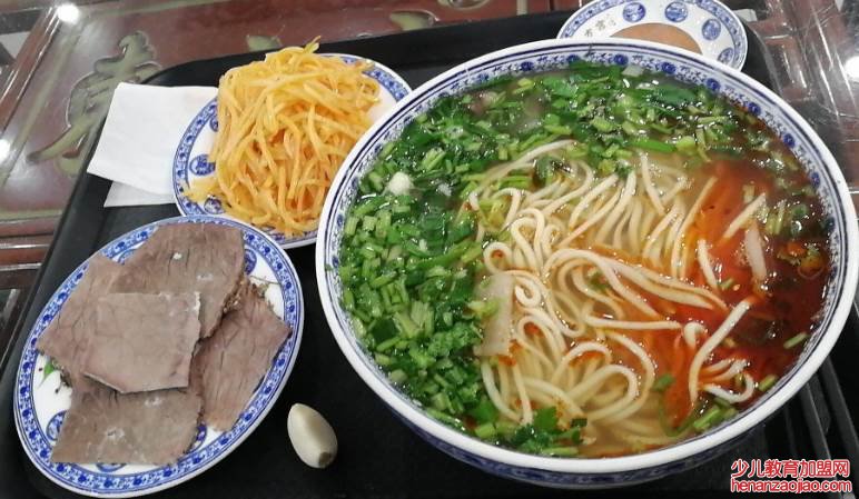 牛肉面”一清二白三红四绿五黄”一清是指？