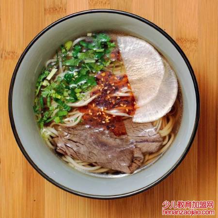 牛肉面”一清二白三红四绿五黄”一清是指？