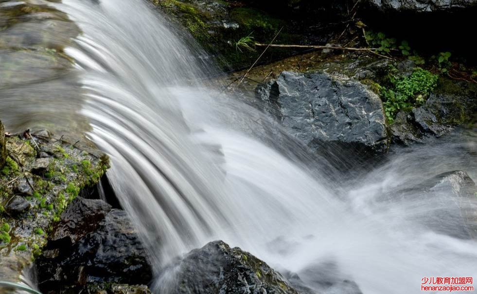 沟水汩汩是什么意思？