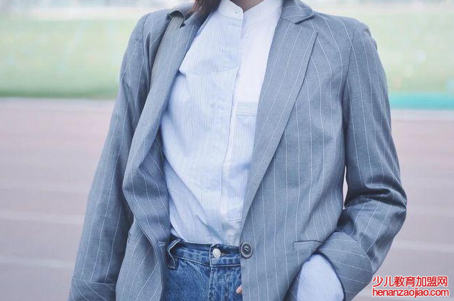 灰色配什么颜色好看