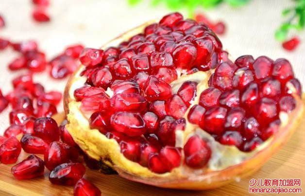 吃石榴要不要吐籽？