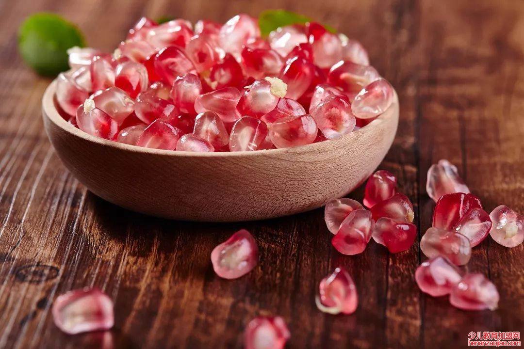 吃石榴要不要吐籽？