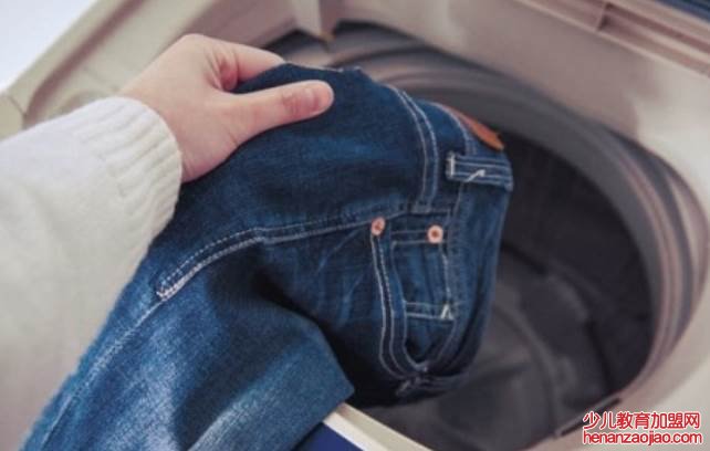 洗牛仔裤不掉色最有效的方法是什么？