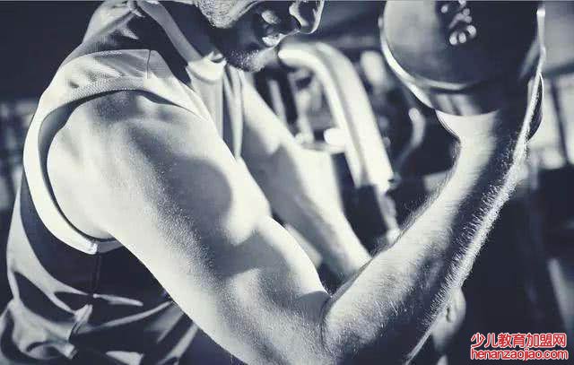 增肌一天摄入多少蛋白？