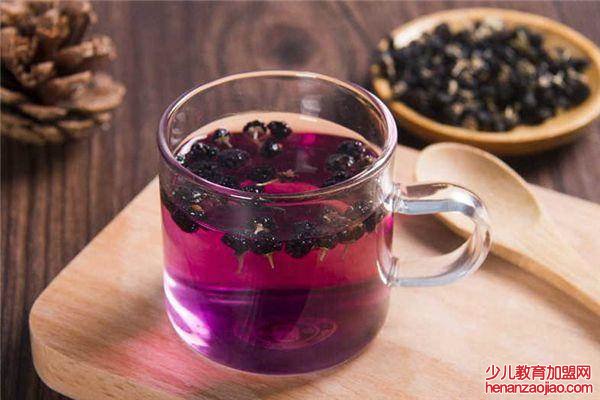 黑枸杞泡水是蓝色的好还是紫色的好?