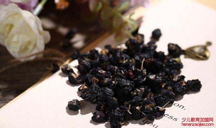 黑枸杞泡水是蓝色的好还是紫色的好?