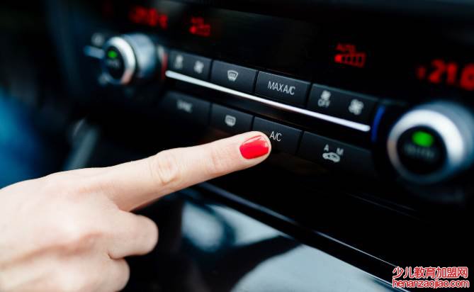 下雨天车窗玻璃起雾怎么办?