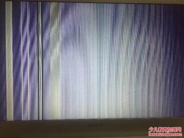 电脑屏幕花屏横条纹闪怎么办？