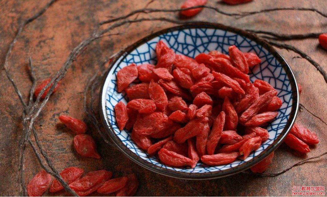 长期喝枸杞水的人怎么样？